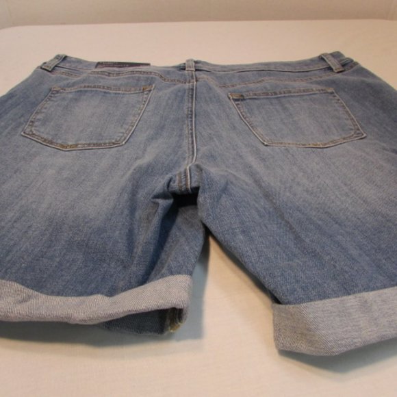 Talbots Flawless Faded Blue Denim 7.5" Girlfriend Short  - Petite - Picture 8 of 9
